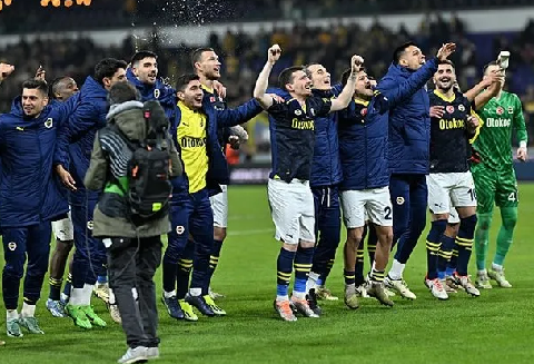 Foto - Avrupa basını paylaştı: UEFA Konferans Ligi’nin favorileri güncellendi! Fenerbahçe’nin şampiyonluk yüzdesi tavan yaptı