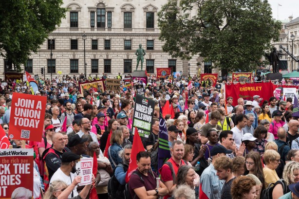 Foto - Avrupa ülkesi şokta! Fiyatlar tavan yaptı, halk sokağa döküldü