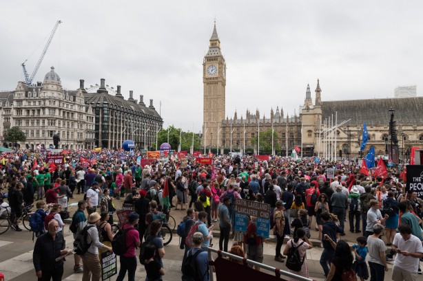 Foto - Avrupa ülkesi şokta! Fiyatlar tavan yaptı, halk sokağa döküldü