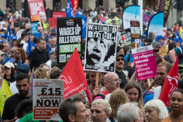 Foto - Avrupa ülkesi şokta! Fiyatlar tavan yaptı, halk sokağa döküldü
