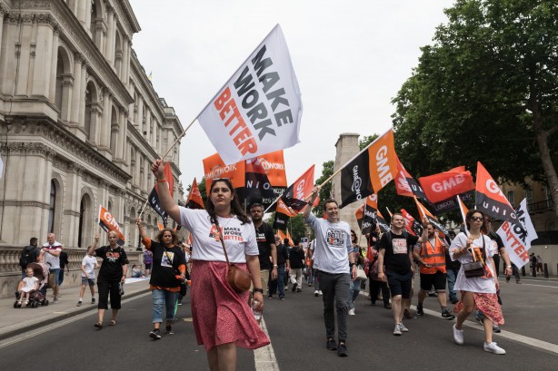 Foto - Avrupa ülkesi şokta! Fiyatlar tavan yaptı, halk sokağa döküldü