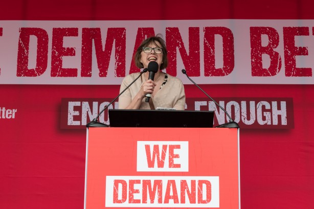 Foto - Avrupa ülkesi şokta! Fiyatlar tavan yaptı, halk sokağa döküldü