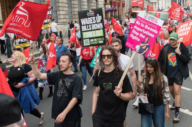 Foto - Avrupa ülkesi şokta! Fiyatlar tavan yaptı, halk sokağa döküldü