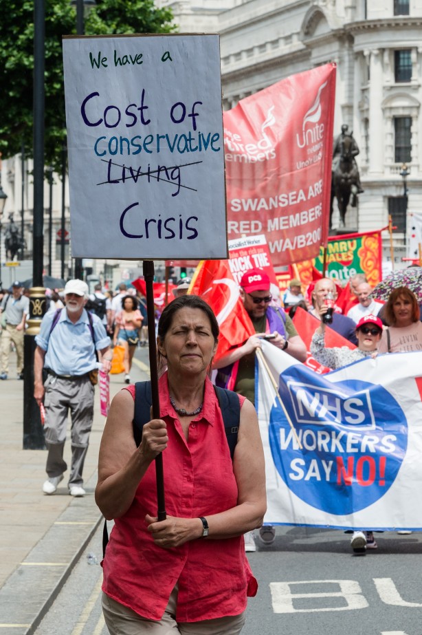 Foto - Avrupa ülkesi şokta! Fiyatlar tavan yaptı, halk sokağa döküldü
