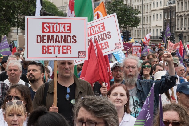 Foto - Avrupa ülkesi şokta! Fiyatlar tavan yaptı, halk sokağa döküldü