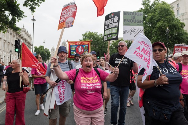 Foto - Avrupa ülkesi şokta! Fiyatlar tavan yaptı, halk sokağa döküldü