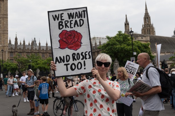 Foto - Avrupa ülkesi şokta! Fiyatlar tavan yaptı, halk sokağa döküldü