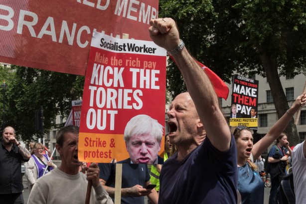 Foto - Avrupa ülkesi şokta! Fiyatlar tavan yaptı, halk sokağa döküldü