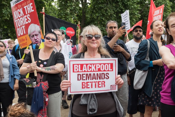 Foto - Avrupa ülkesi şokta! Fiyatlar tavan yaptı, halk sokağa döküldü
