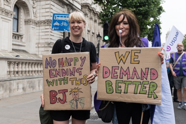 Foto - Avrupa ülkesi şokta! Fiyatlar tavan yaptı, halk sokağa döküldü