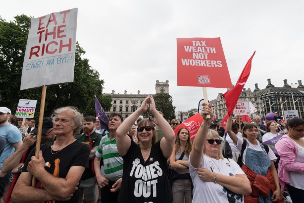 Foto - Avrupa ülkesi şokta! Fiyatlar tavan yaptı, halk sokağa döküldü