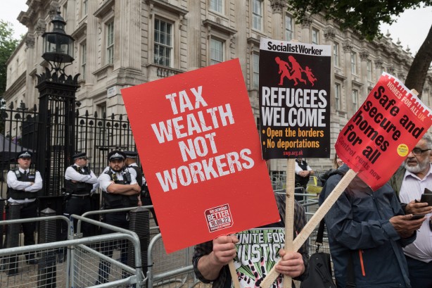 Foto - Avrupa ülkesi şokta! Fiyatlar tavan yaptı, halk sokağa döküldü