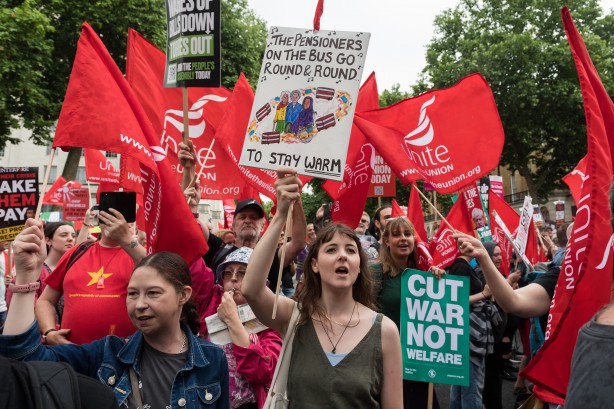 Foto - Avrupa ülkesi şokta! Fiyatlar tavan yaptı, halk sokağa döküldü