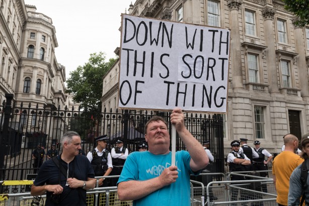 Foto - Avrupa ülkesi şokta! Fiyatlar tavan yaptı, halk sokağa döküldü