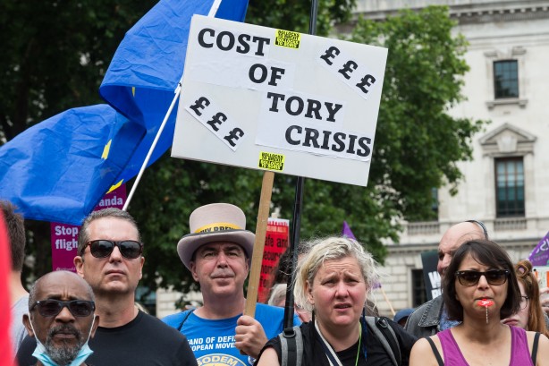 Foto - Avrupa ülkesi şokta! Fiyatlar tavan yaptı, halk sokağa döküldü