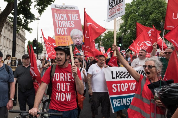Foto - Avrupa ülkesi şokta! Fiyatlar tavan yaptı, halk sokağa döküldü