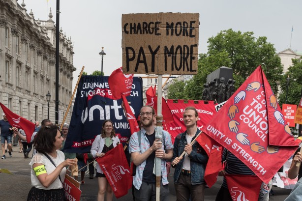 Foto - Avrupa ülkesi şokta! Fiyatlar tavan yaptı, halk sokağa döküldü