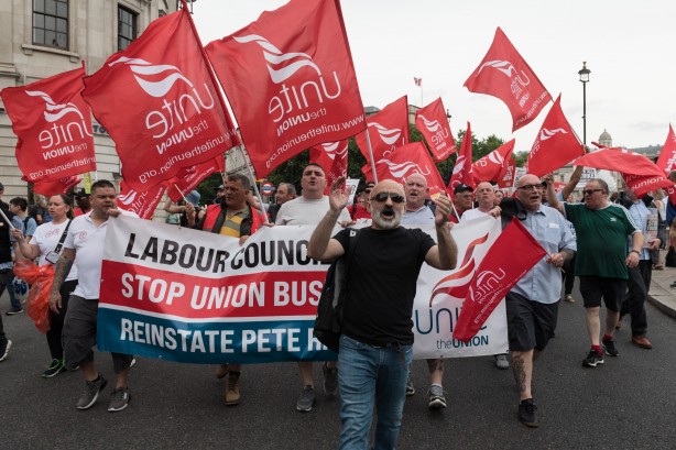 Foto - Avrupa ülkesi şokta! Fiyatlar tavan yaptı, halk sokağa döküldü