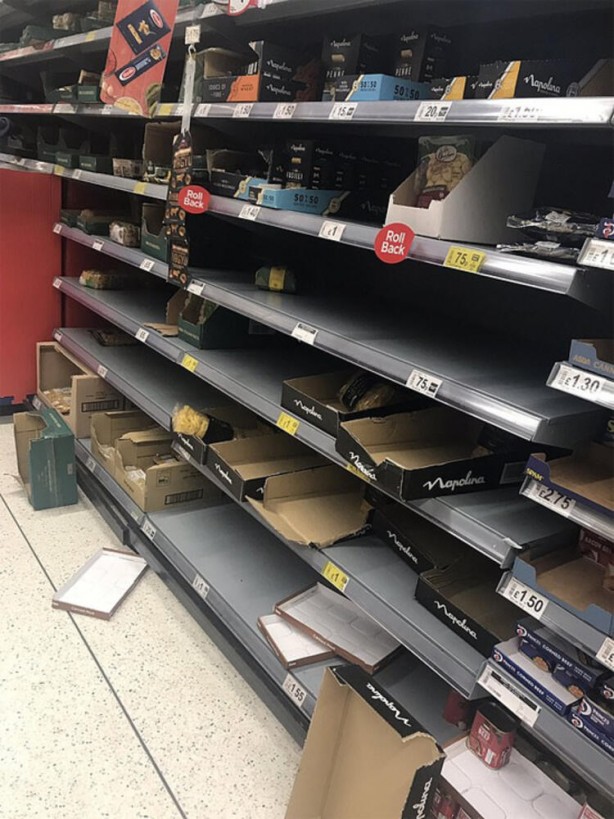 Foto - Avrupa ülkesinde kaos! Sağlık Bakanı konuştu, halk marketleri yağmaladı