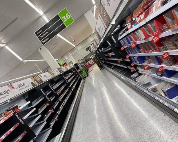 Foto - Avrupa ülkesinde kaos! Sağlık Bakanı konuştu, halk marketleri yağmaladı