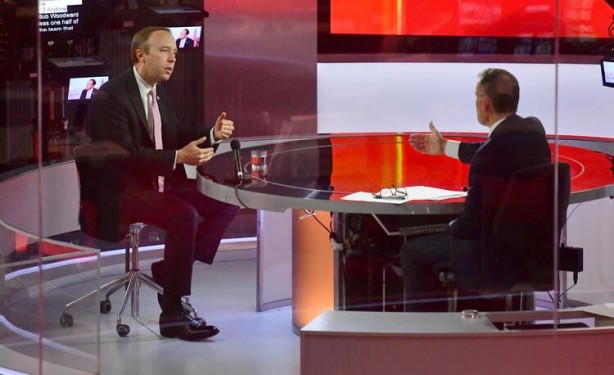 Foto - Avrupa ülkesinde kaos! Sağlık Bakanı konuştu, halk marketleri yağmaladı