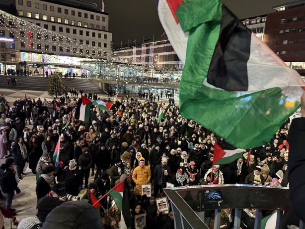 Foto - Avrupa ülkesinde yüzlerce kişi yılbaşı kutlaması yerine Gazze'ye destek gösterisi düzenledi