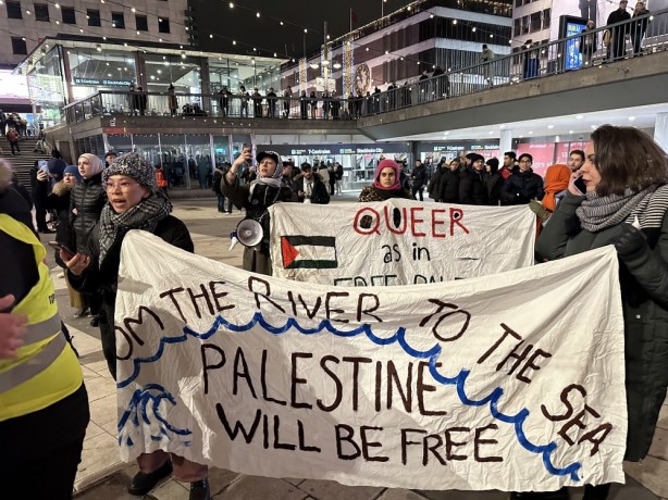 Avrupa ülkesinde yüzlerce kişi yılbaşı kutlaması yerine Gazze'ye destek gösterisi düzenledi