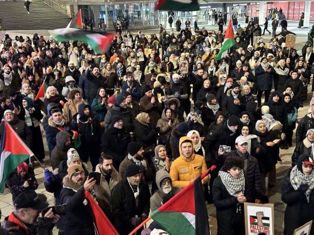 Foto - Avrupa ülkesinde yüzlerce kişi yılbaşı kutlaması yerine Gazze'ye destek gösterisi düzenledi