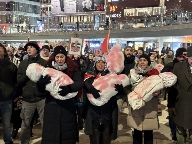 Foto - Avrupa ülkesinde yüzlerce kişi yılbaşı kutlaması yerine Gazze'ye destek gösterisi düzenledi
