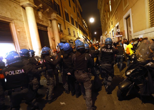 Avrupa ülkesindeki korona önlemi halkı sokağa döktü!