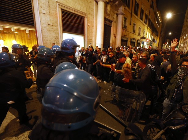 Foto - Avrupa ülkesindeki korona önlemi halkı sokağa döktü!