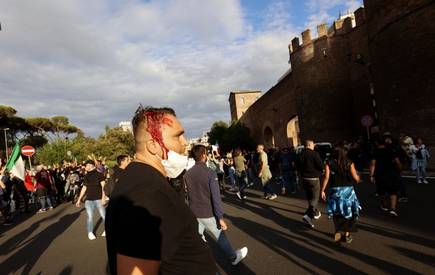 Foto - Avrupa ülkesindeki korona önlemi halkı sokağa döktü!