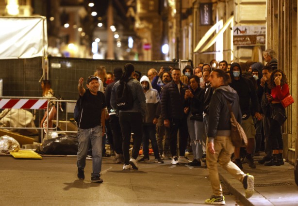 Foto - Avrupa ülkesindeki korona önlemi halkı sokağa döktü!