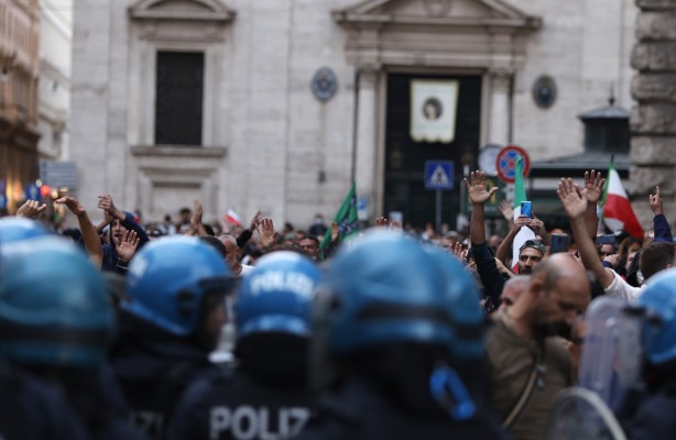 Foto - Avrupa ülkesindeki korona önlemi halkı sokağa döktü!