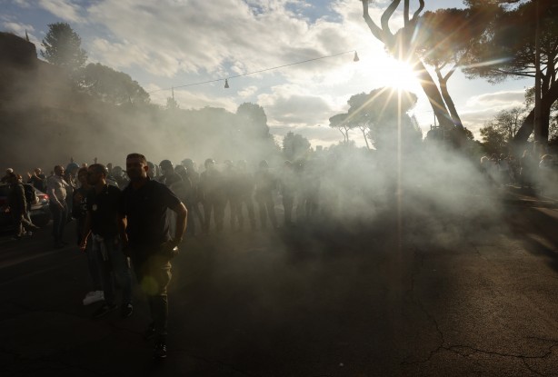 Foto - Avrupa ülkesindeki korona önlemi halkı sokağa döktü!