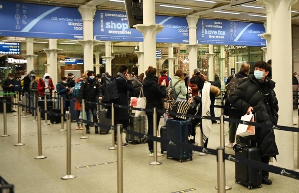 Foto - Avrupa ülkesinden kaçış başladı! Akın akın gidiyorlar