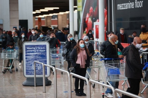 Foto - Avrupa ülkesinden kaçış başladı! Akın akın gidiyorlar