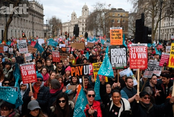 Avrupa yanıyor! Avrupa’da kriz dalga dalga yayılıyor! İngiltere’de son 10 yılın en büyük grevi: Yüz binler sokaklara indi