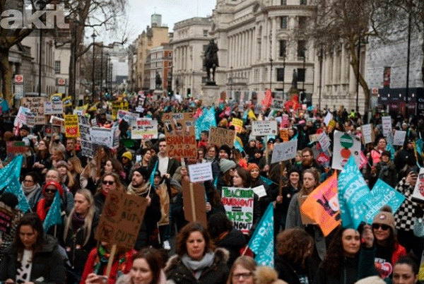 Foto - Avrupa yanıyor! Avrupa’da kriz dalga dalga yayılıyor! İngiltere’de son 10 yılın en büyük grevi: Yüz binler sokaklara indi