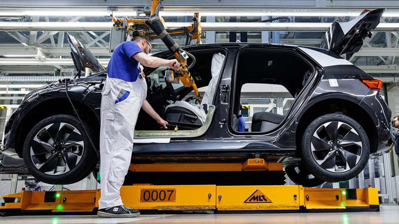 Avrupa yavaşladı Türkiye hâlâ kilit oyuncu! Otomotivde 7.7 milyar dolarlık açık yeni yatırımları zorunlu kılıyor!