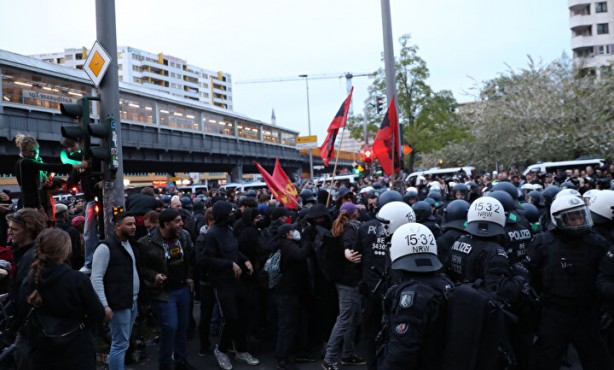 Foto - Avrupa'da büyük kaos: Berlin sokakları savaş alanına döndü!