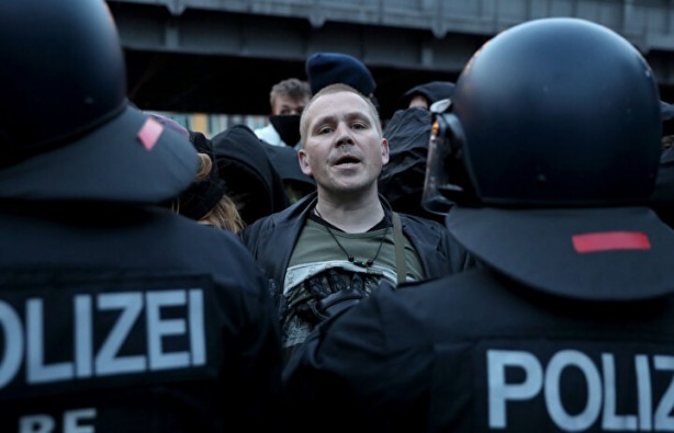 Foto - Avrupa'da büyük kaos: Berlin sokakları savaş alanına döndü!