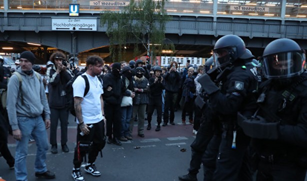 Foto - Avrupa'da büyük kaos: Berlin sokakları savaş alanına döndü!