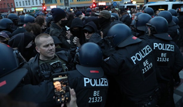 Foto - Avrupa'da büyük kaos: Berlin sokakları savaş alanına döndü!