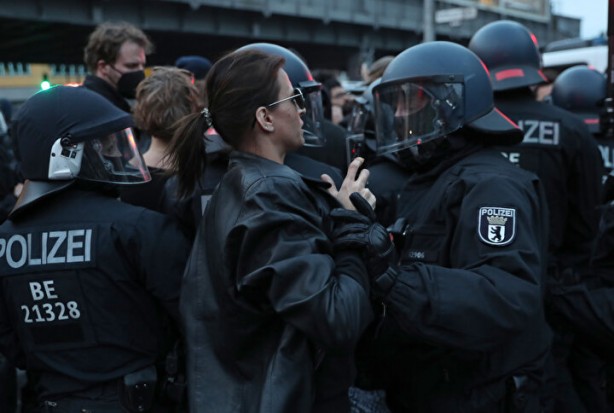 Foto - Avrupa'da büyük kaos: Berlin sokakları savaş alanına döndü!