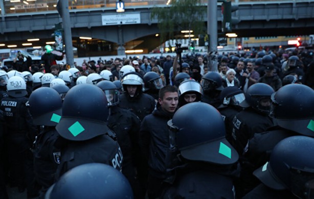 Foto - Avrupa'da büyük kaos: Berlin sokakları savaş alanına döndü!