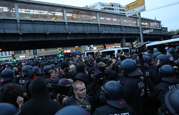 Foto - Avrupa'da büyük kaos: Berlin sokakları savaş alanına döndü!