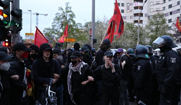 Foto - Avrupa'da büyük kaos: Berlin sokakları savaş alanına döndü!