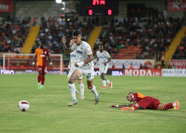 Foto - Avrupa’da herkes o ismin peşinde… Galatasaray'ın yıldızı Sacha Boey'in yanına gidiyor! Rekor bonservis...