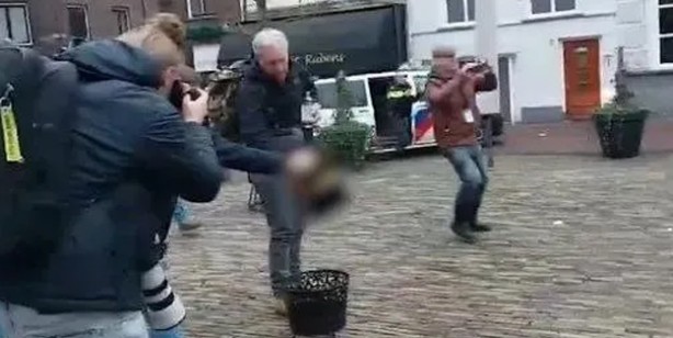 Foto - Avrupa'da İslam düşmanlığı: bu alçak provokasyon bu sefer Hollanda'da! Polislerin gözü önünde Kur'an-ı Kerim'i yaktı